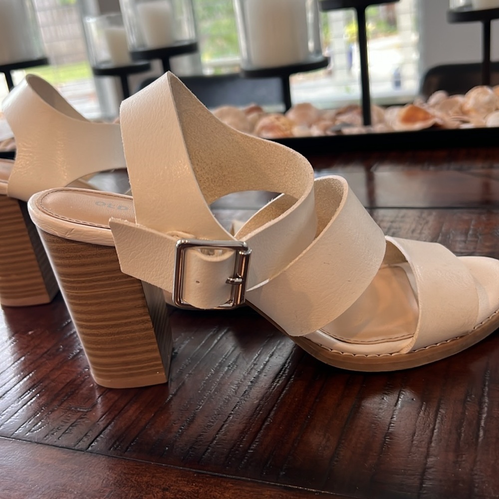 Cream Sandals - Picture 4 of 5